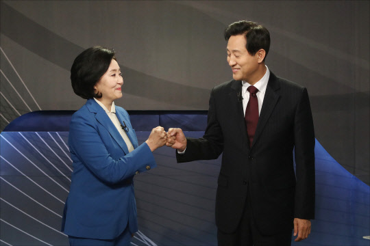 박영선 민주당 서울시장 후보(왼쪽)와 오세훈 국민의힘 서울시장 후보가 5일 서울 양천구 목동 예총회관에서 열린 한국방송기자클럽 초청 서울시장 보궐선거 후보자 토론회에서 인사하고 있다. 국회사진기자단=연합뉴스